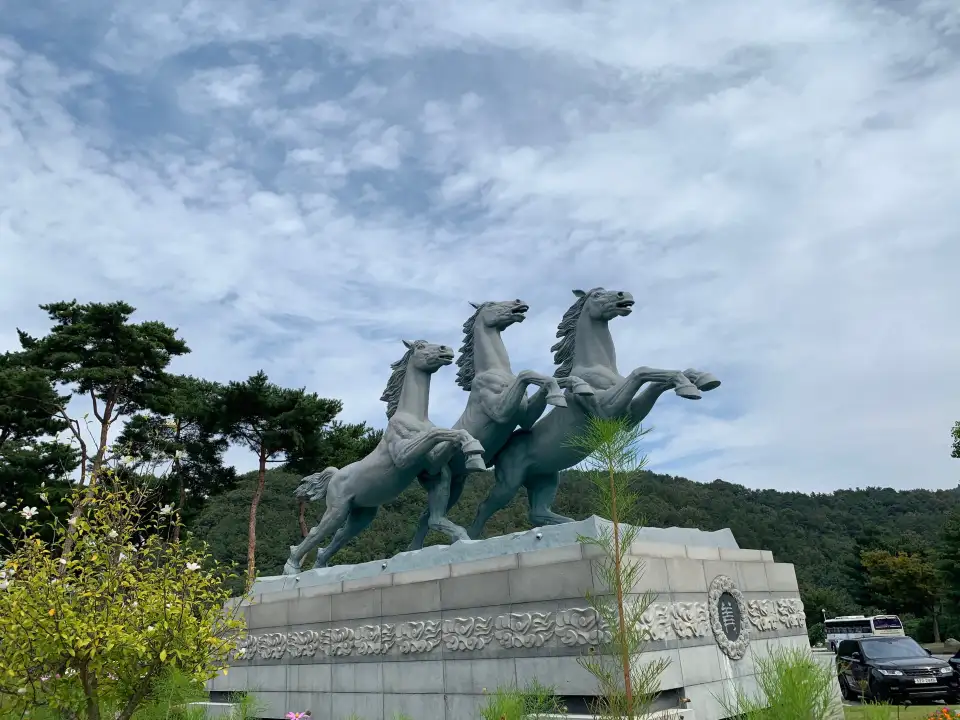 국립대전현충원의 참배 공간을 가까이에서 살펴볼 수 있는 사진입니다.