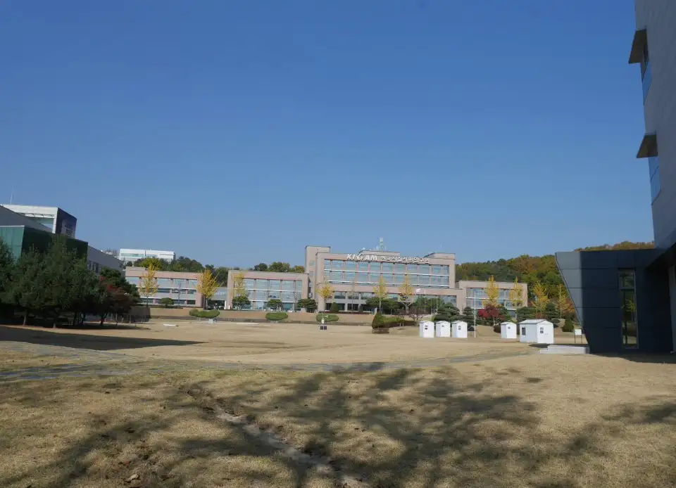 지질박물관 중앙홀의 공룡 골격 전시를 보여주는 사진입니다.