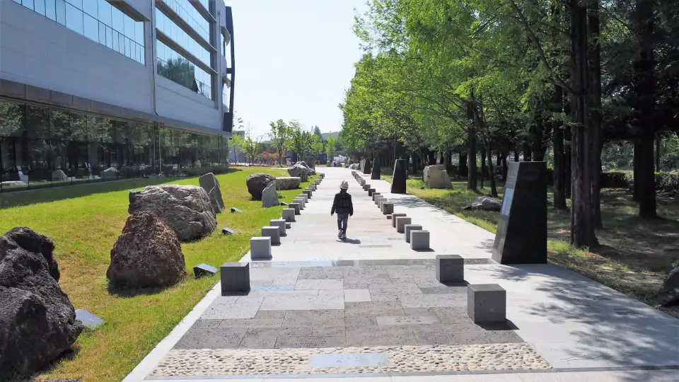 지질박물관 안에서 공룡 화석과 지질 전시를 살펴보는 모습입니다.