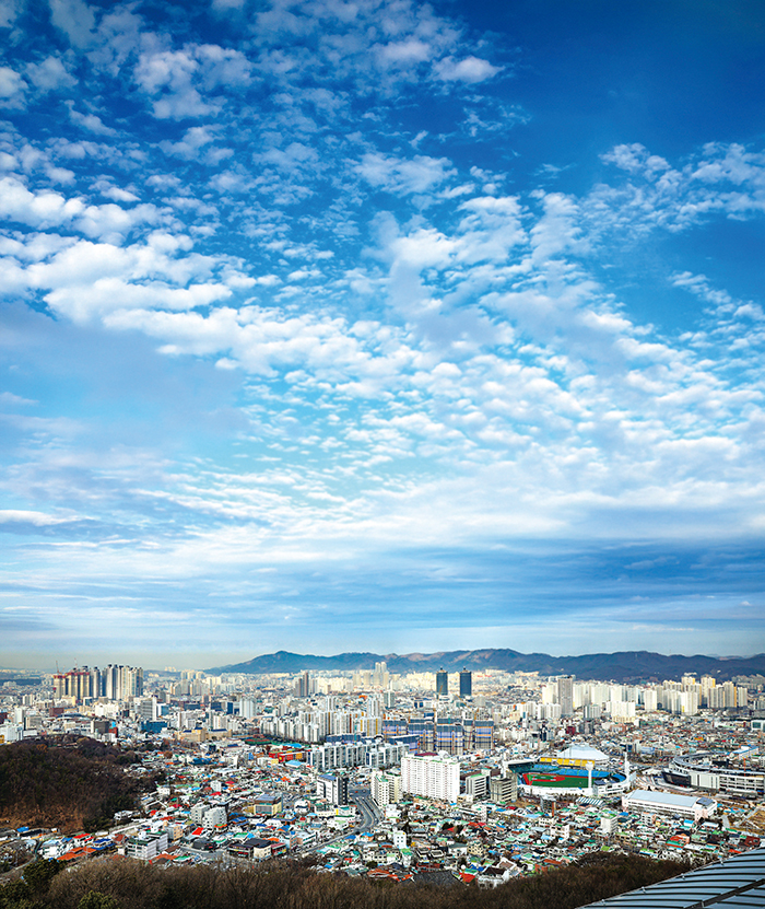 한빛탑 2층 통유리 전망 공간에서 대전 도심을 바라보는 모습입니다.