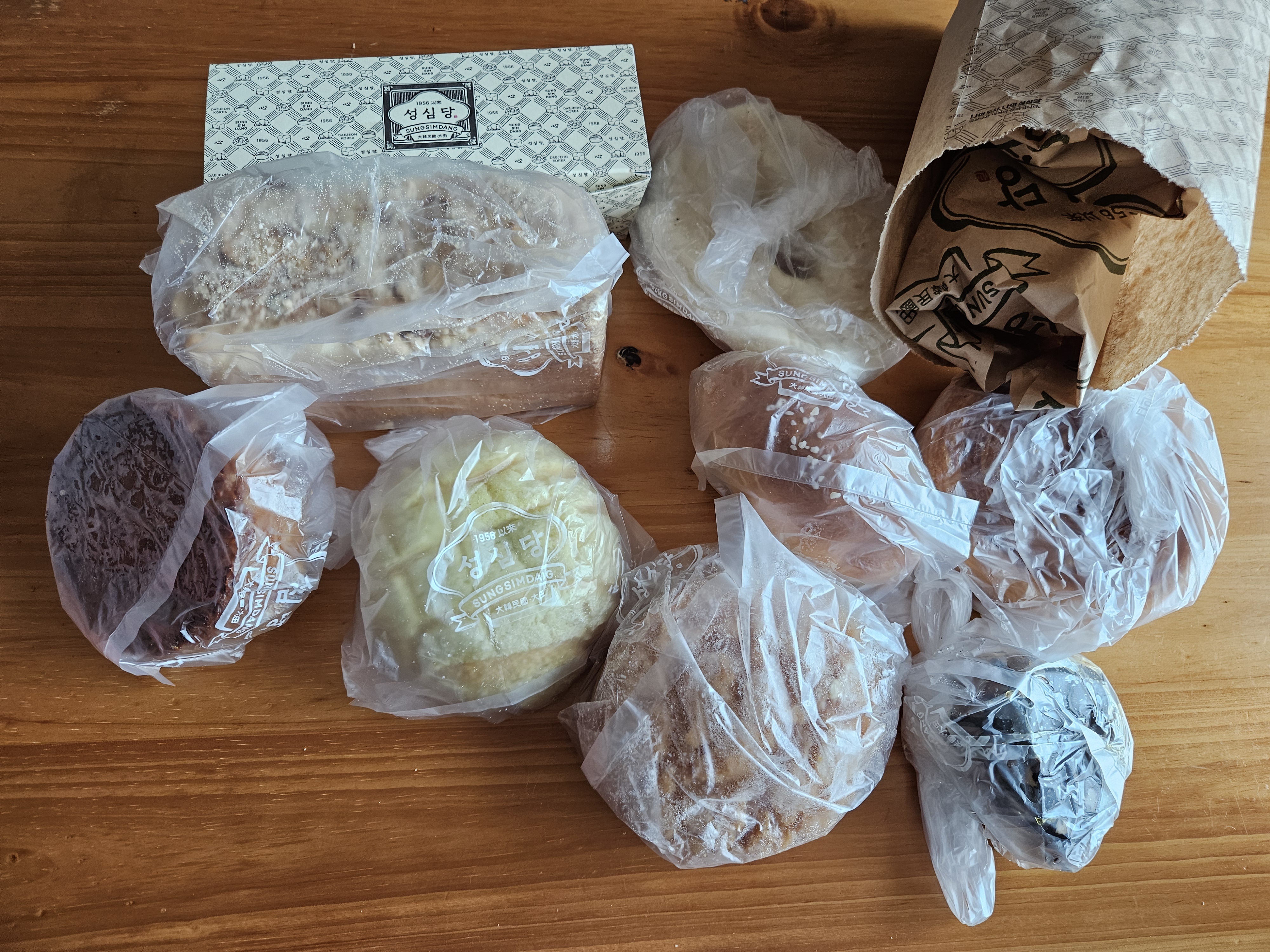 성심당 케익부띠끄에서 판매되는 케이크와 과자류를 담은 방문 사진입니다.