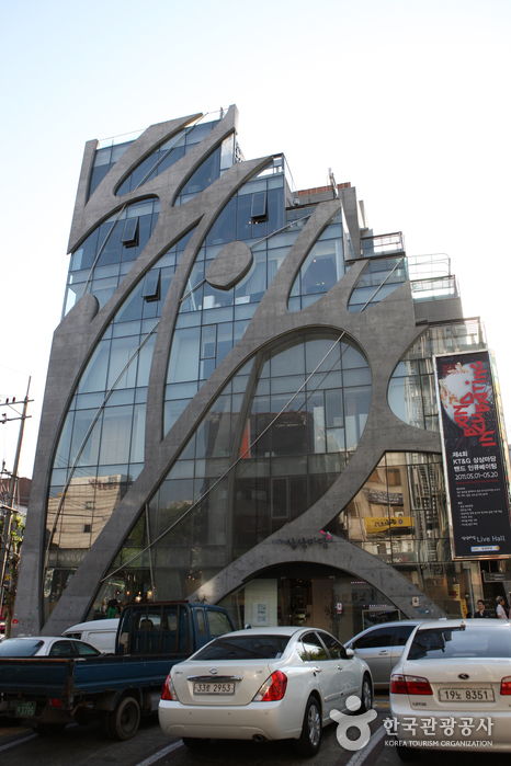 KT&G 상상마당 홍대의 문화공간을 보여주는 현장 사진입니다.