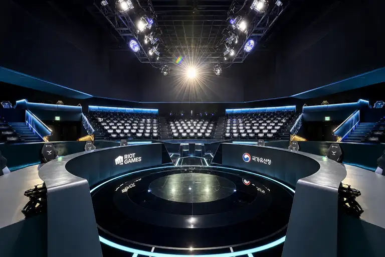 LCK 콜로세움의 경기 무대 모습입니다.