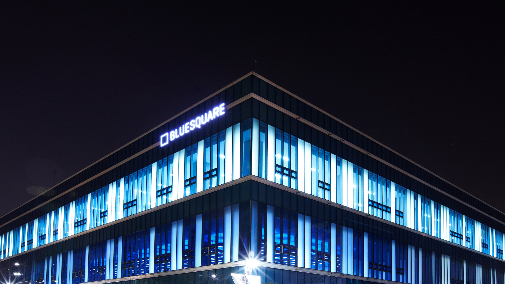 Understanding Blue Square Through Hangangjin Station’s Underground Passage and Its 1,766 Seats