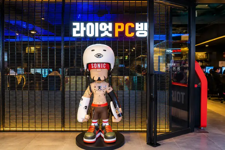 롤파크 안의 라이엇 PC방 좌석과 컴퓨터입니다.