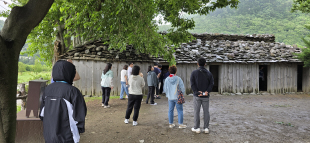 도동 지역 언덕에 있는 독도박물관 외관을 담은 사진입니다.