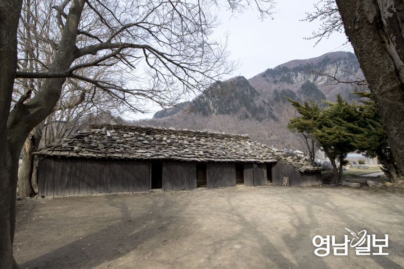 울릉도 나리분지의 전통 너와집 모습입니다.