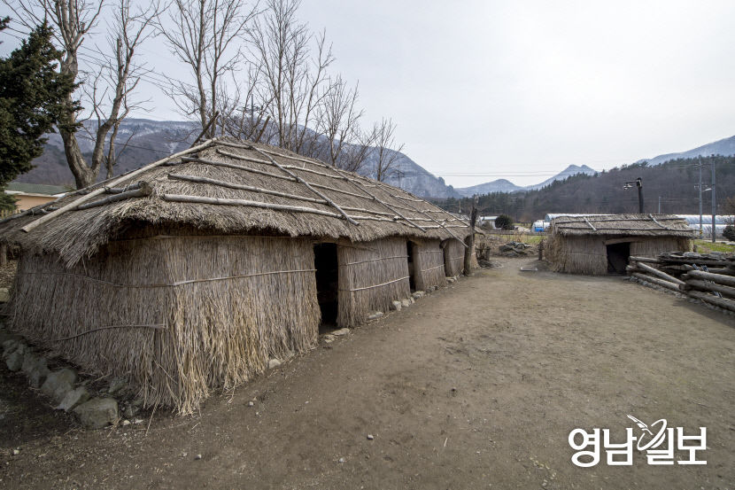 나리분지의 억새 투막집 전통가옥입니다.