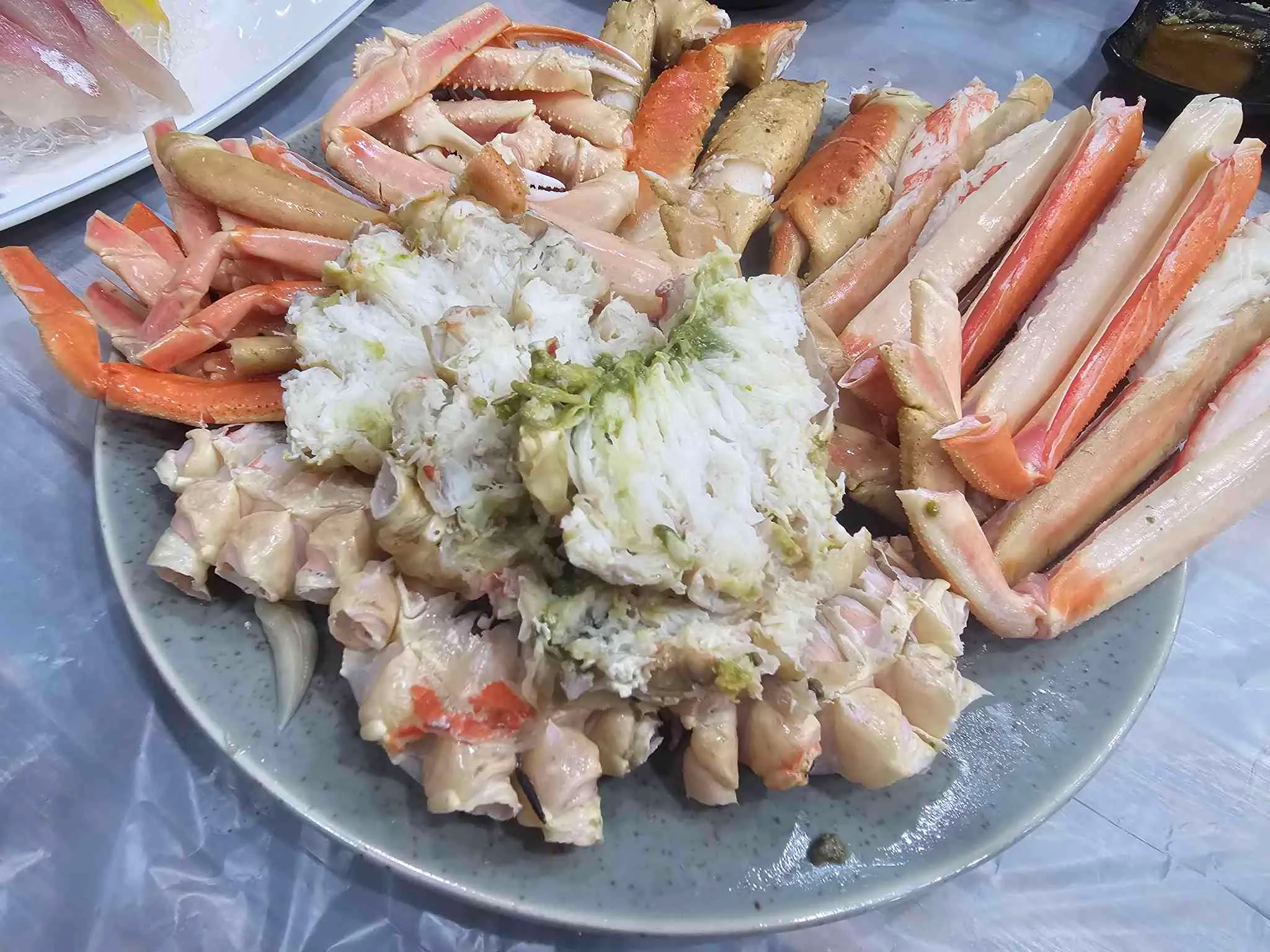 강구항 대게거리의 대게 요리 상차림을 보여주는 사진입니다.