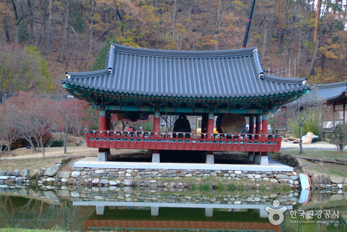 불영사 경내의 삼층석탑과 전각을 살펴볼 수 있는 모습입니다.