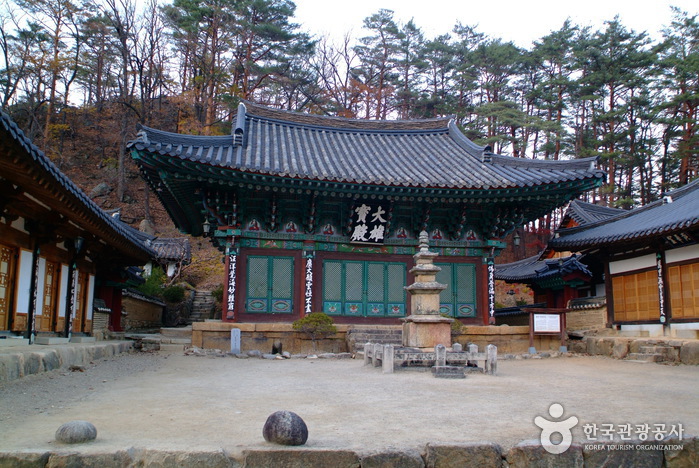 불영사 전각 사이로 이어지는 경내 풍경입니다.