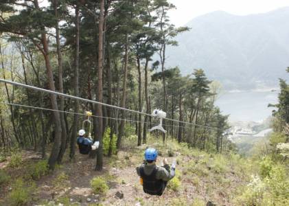 보현산댐 모노레일, 750m 산비탈을 올라 짚와이어 출발지로