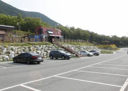 별 모양 전망대와 보현산댐 출렁다리의 구조를 보여주는 사진입니다.