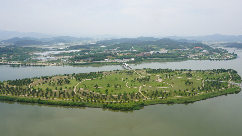 Sangju Gyeongcheonseom Park: Crossing an Island on the Nakdong River