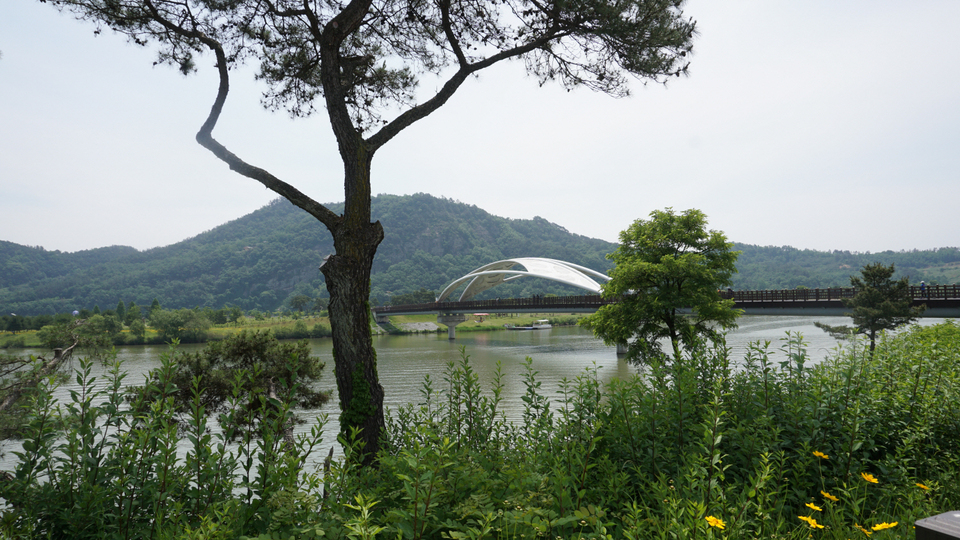 경천섬공원의 강변 산책 공간을 보여주는 사진입니다.