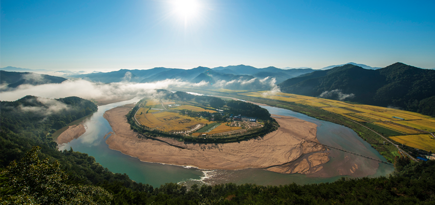 Meet Hoeryongpo Along the 350-Degree Naeseongcheon Waterway and First Ppongppong Bridge