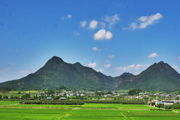 Jomun Kingdom Historic Site Where Geumseong-myeon’s Tumuli Meet a Peony Field