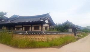 고분 사이로 이어지는 조문국사적지 탐방로의 모습입니다.