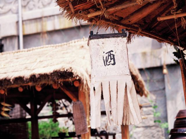 삼강주막의 낮은 규모와 전통적인 외관을 확인할 수 있는 사진입니다.