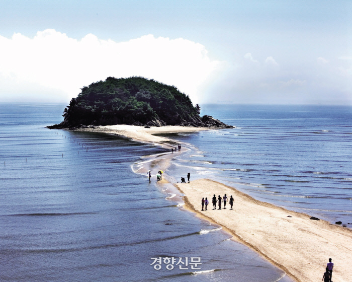 인천 섬 지역의 바다와 해안 경관을 담은 사진입니다.