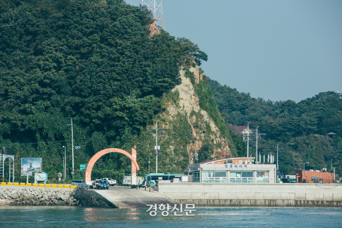 인천 섬의 선착장과 바닷가 분위기를 보여 주는 사진입니다.