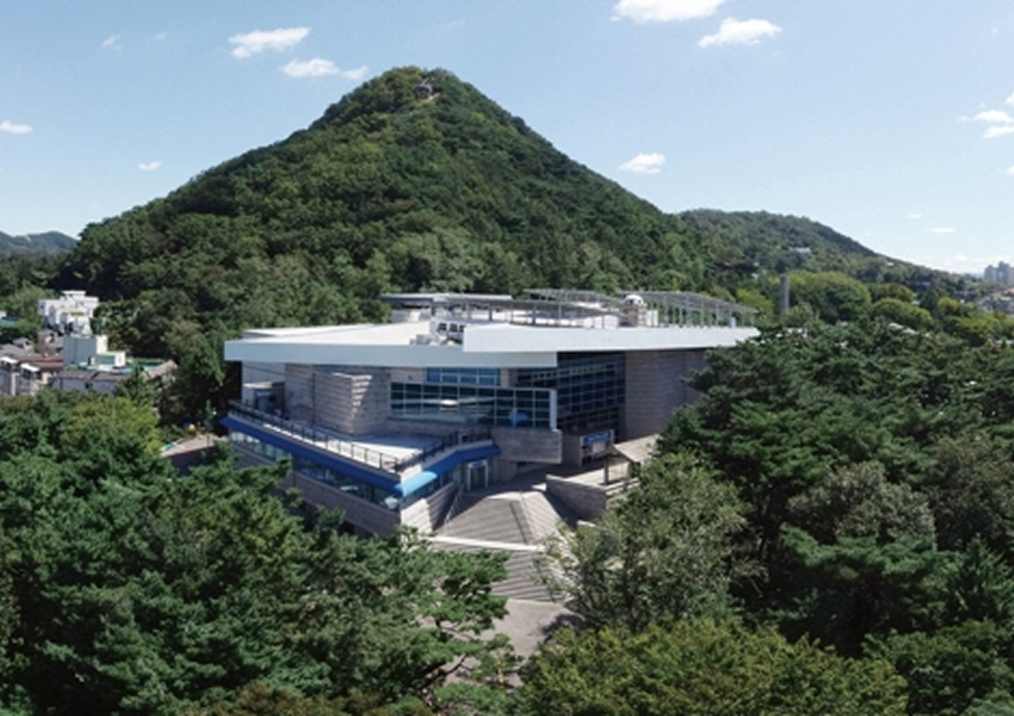 인천광역시립박물관 야외 공간을 안내하는 이미지입니다.