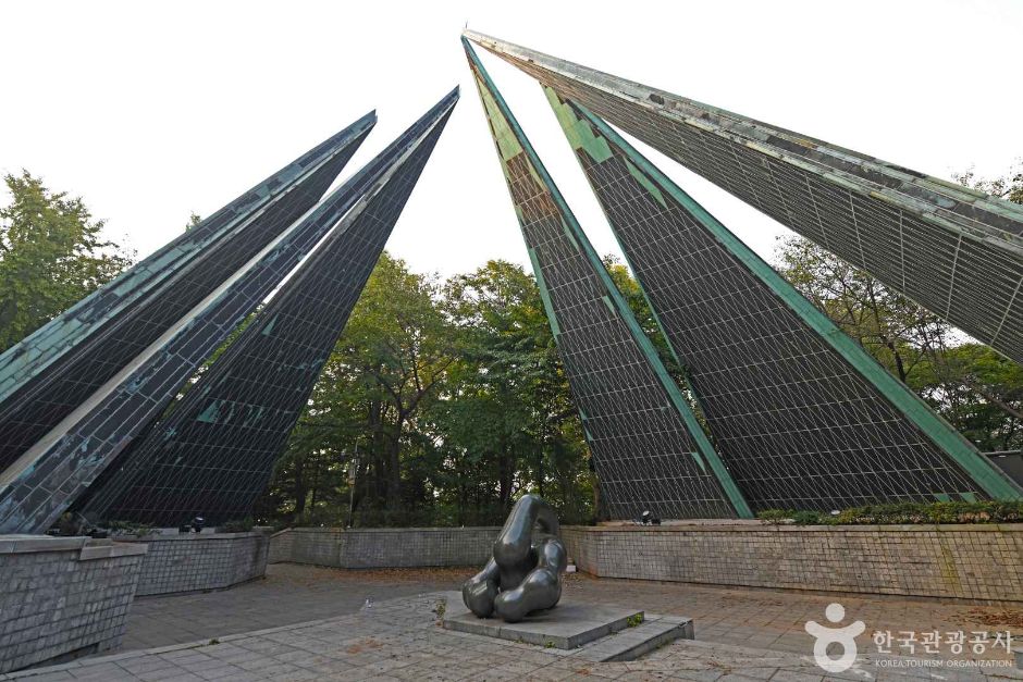 자유공원에 세워진 맥아더 장군 동상 주변입니다.