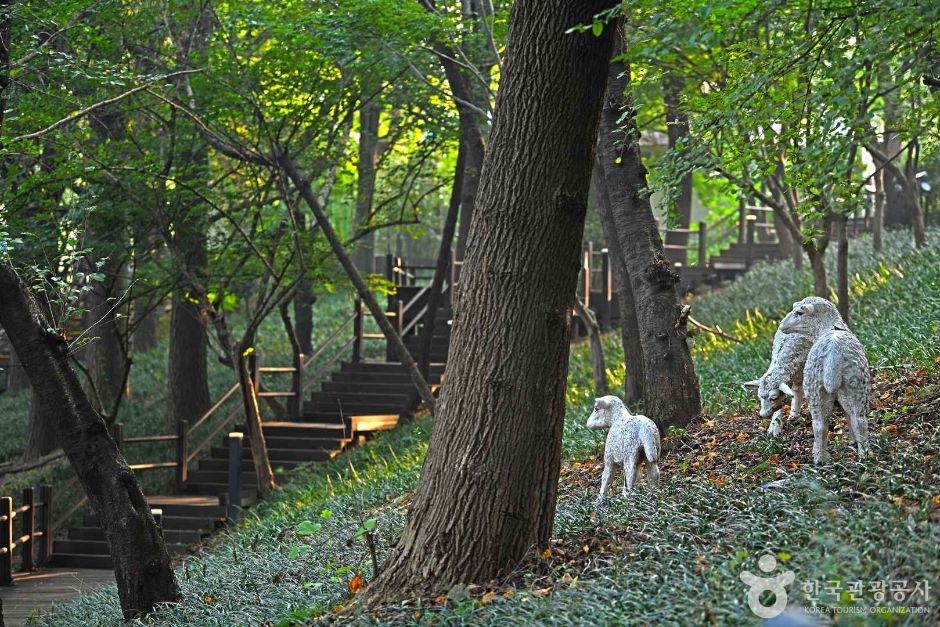 자유공원과 개항장 일대를 함께 둘러볼 수 있는 산책 풍경입니다.