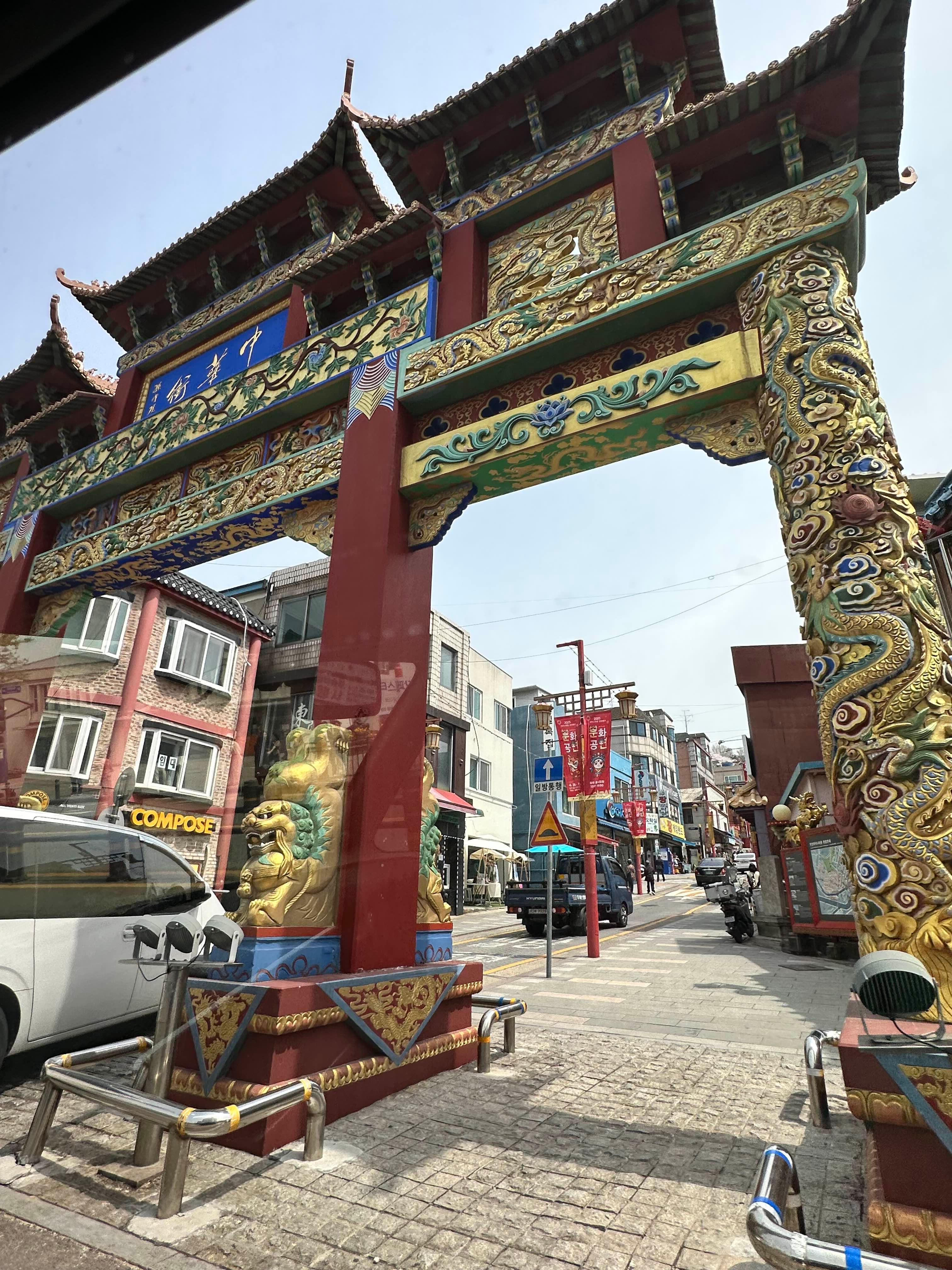 봄철 자유공원 산책로에 벚꽃이 피어 있는 모습입니다.
