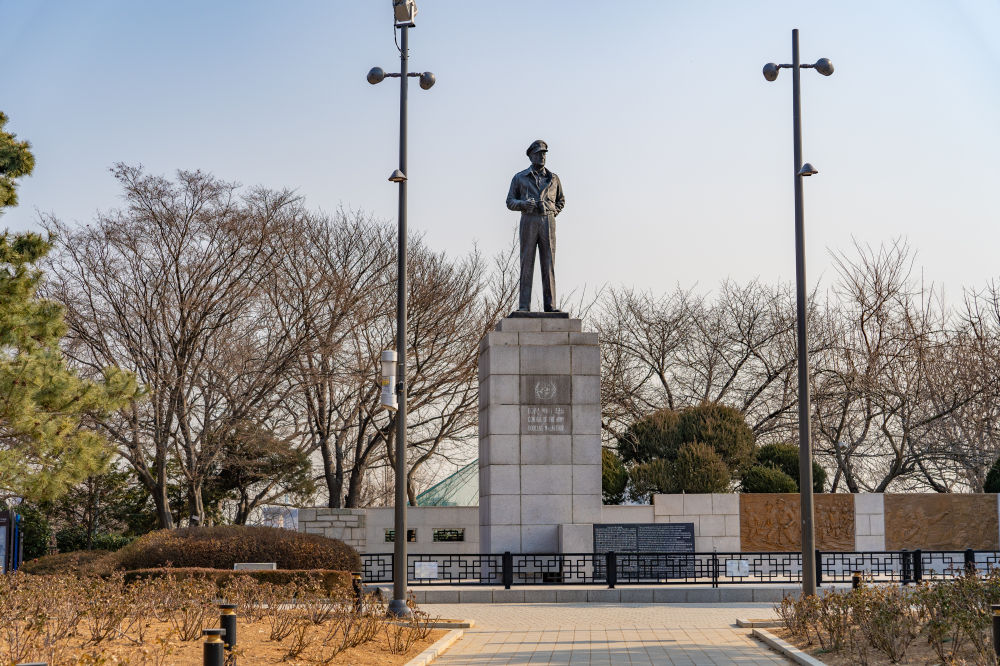 자유공원의 보행 공간과 접근 가능한 산책 구간입니다.