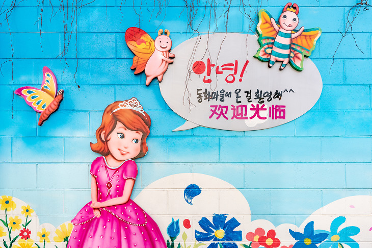 동화 캐릭터와 색채로 꾸민 테마 골목입니다.
