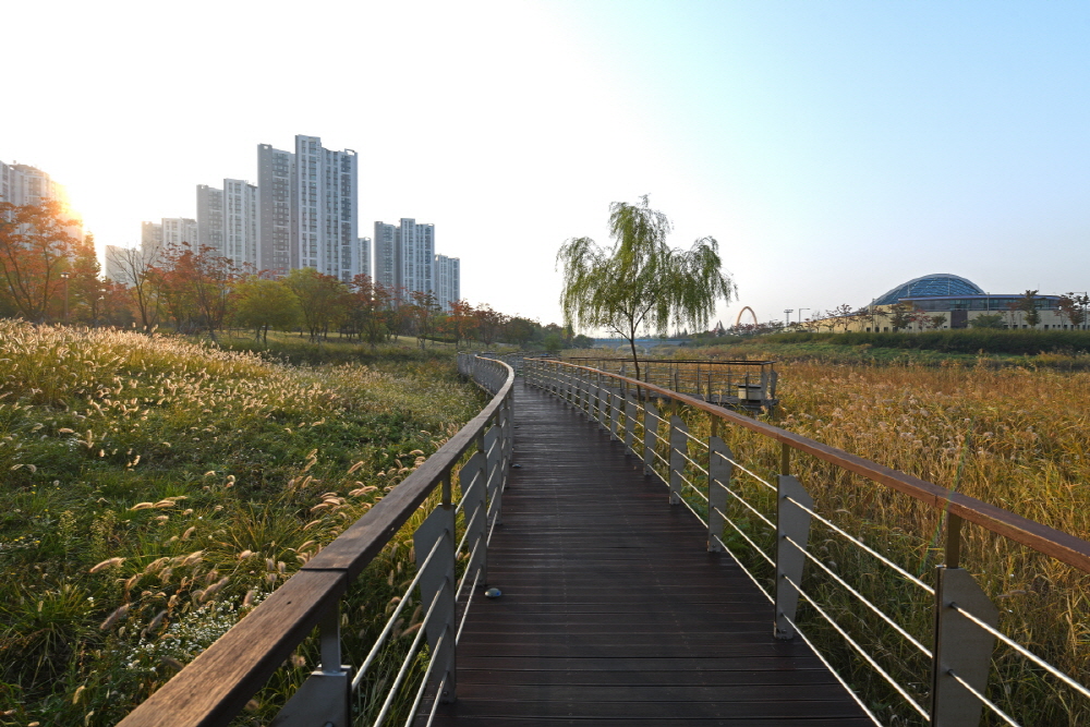 청라호수공원 수변에서 바라본 야간 경관 이미지입니다.
