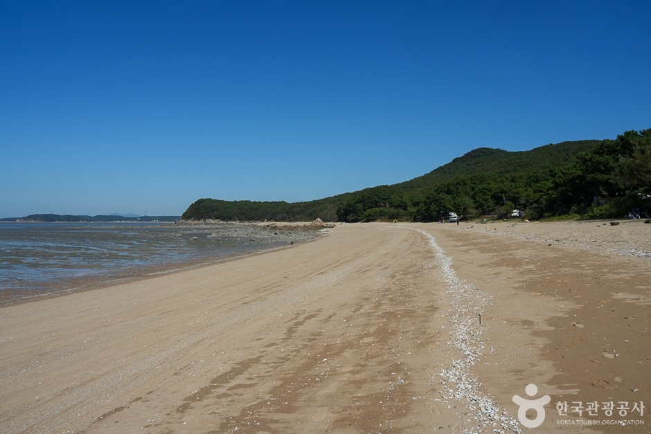 The Northwestern Beach of Muuido Where Silmido and a Sandbar Meet