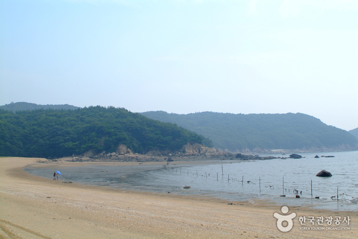 실미도 주변의 바위 해안과 바다 모습입니다.