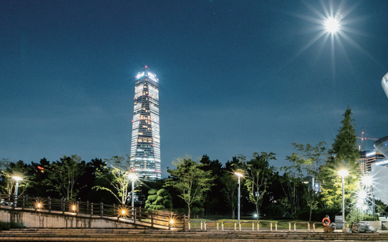 센트럴파크 주변에서 바라본 트라이보울과 수변 풍경입니다.