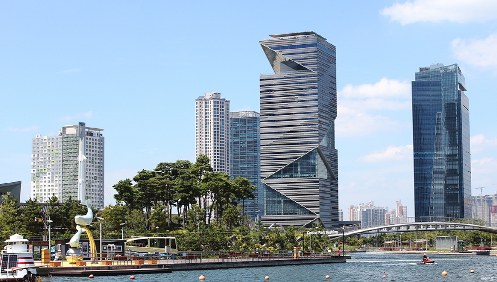 G Tower Observatory: Views of Songdo and the Yellow Sea Through Windows 157.9 m Above Ground