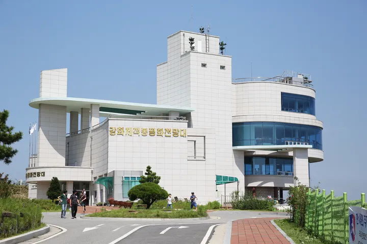 강화평화전망대의 관람객용 실내 공간을 보여주는 사진입니다.