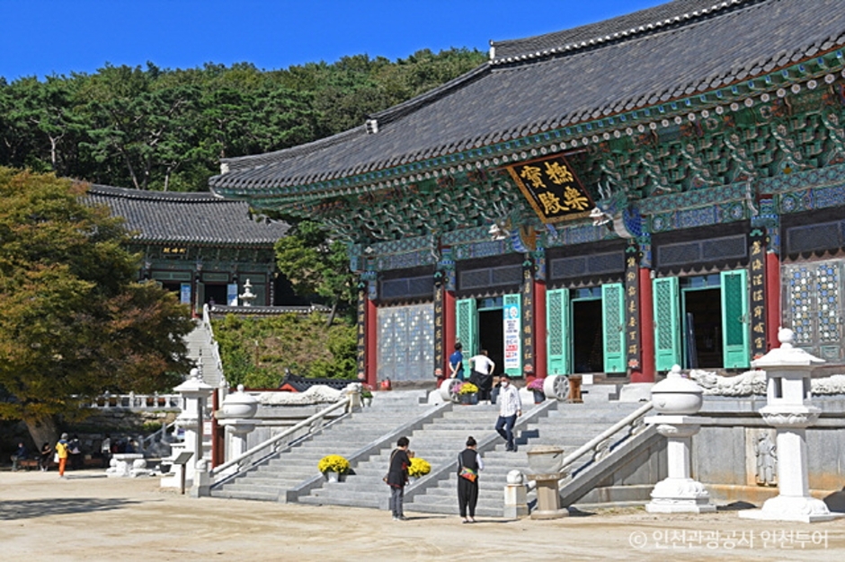 보문사 경내와 전각이 바다 쪽으로 펼쳐진 모습입니다.