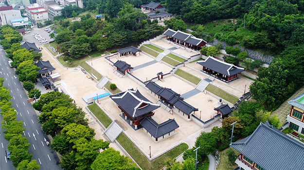 현재 인천도호부관아 재현시설물과 인천향교가 함께 보이는 모습입니다.
