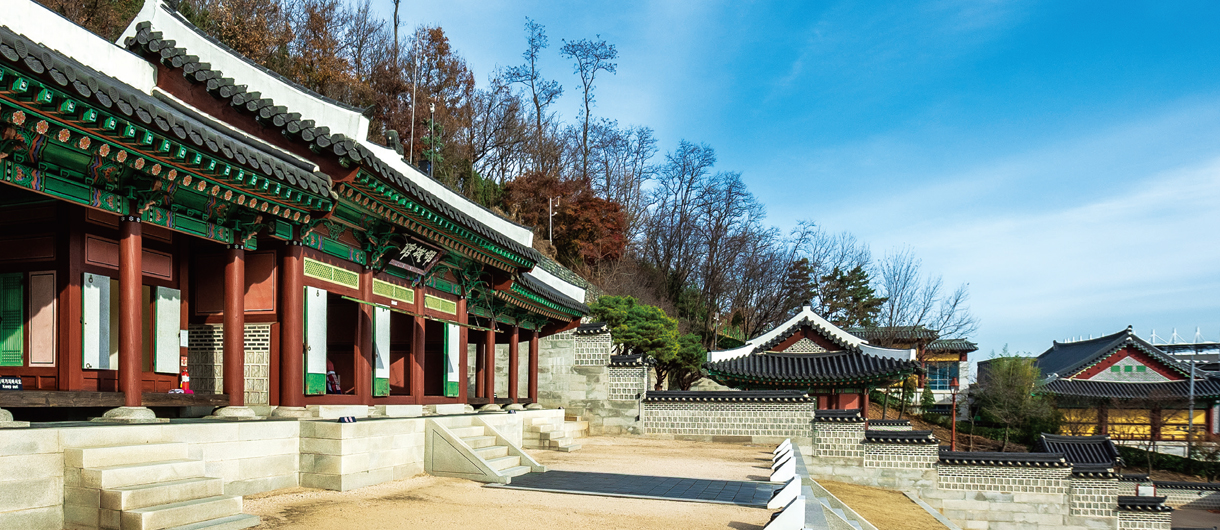 인천도호부관아의 객사와 동헌을 포함한 재현 건물 모습입니다.