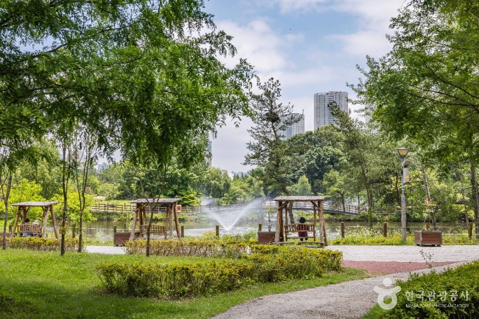 늘솔길공원 산책로와 공원 풍경을 보여 주는 사진입니다.