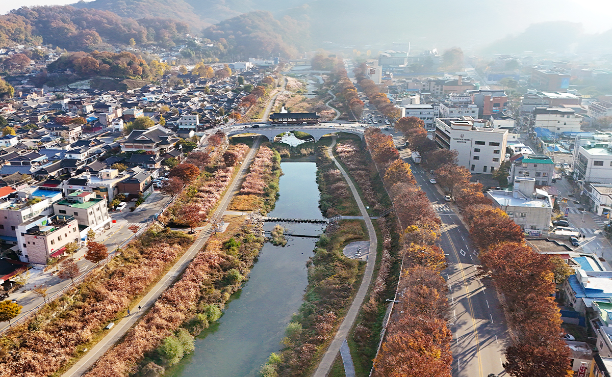 전주천 물길을 따라 만나는 한옥마을의 생태 산책로