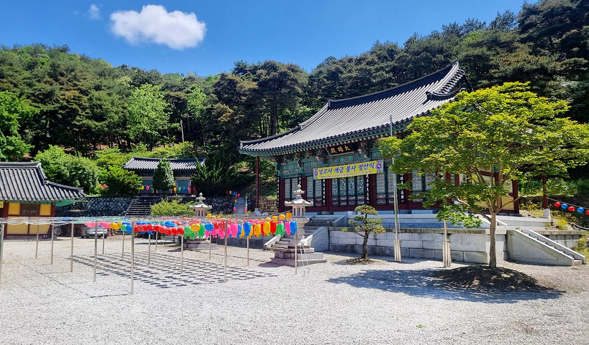 남고산성의 숲과 석성 풍경을 보여 주는 사진입니다.