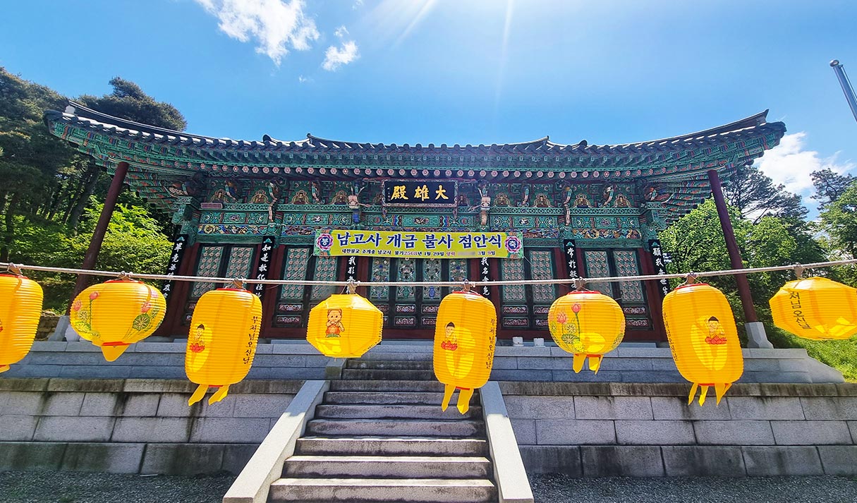 남고산성 능선 위에서 바라본 산성 경관입니다.