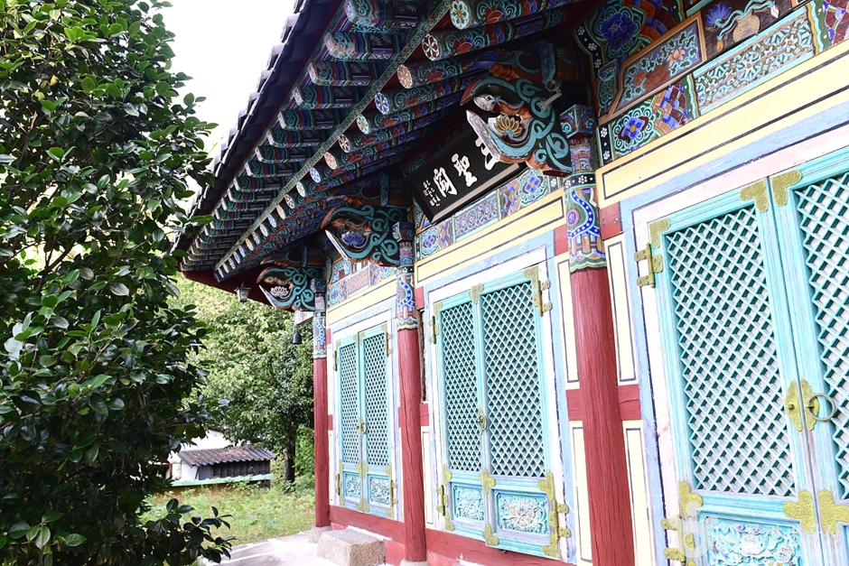 남고산성 주변 사찰과 산림의 모습을 담은 사진입니다.