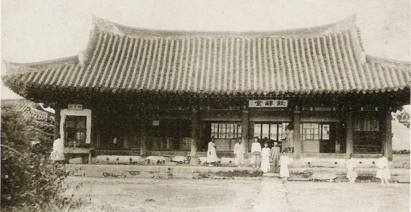 복원된 전주동헌의 한옥 구조를 보여 주는 모습입니다.