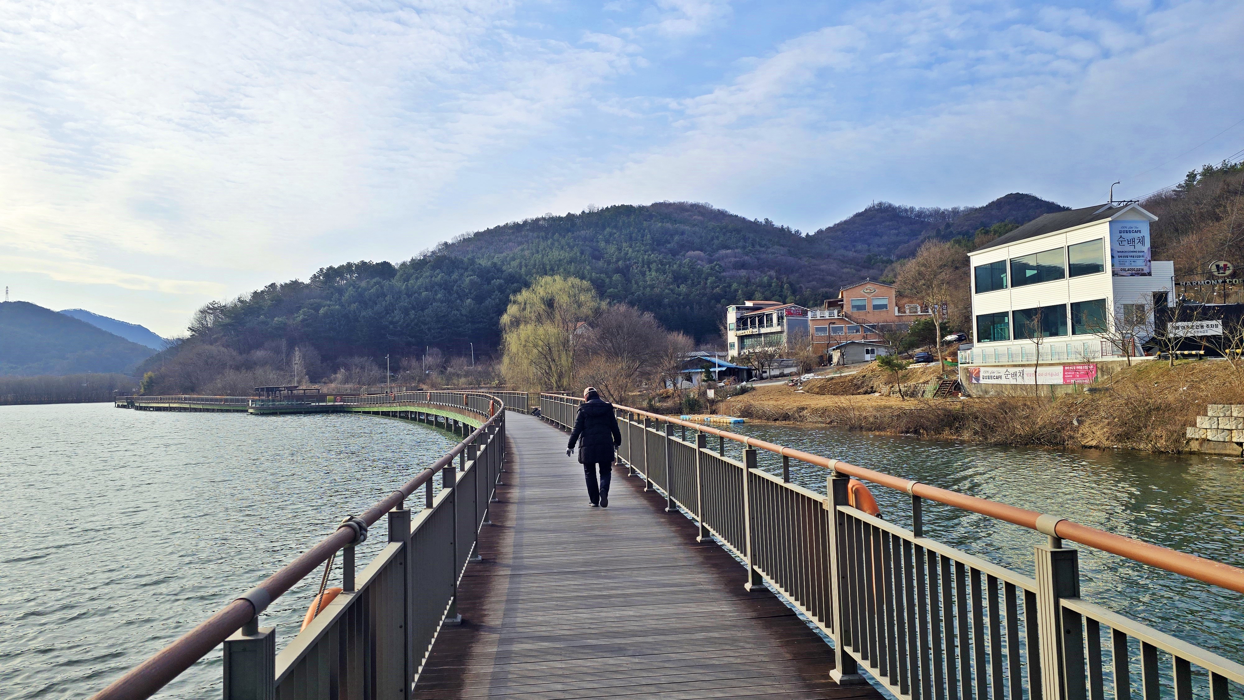 행치봉 능선과 주변 산길을 보여 주는 산행 사진입니다.