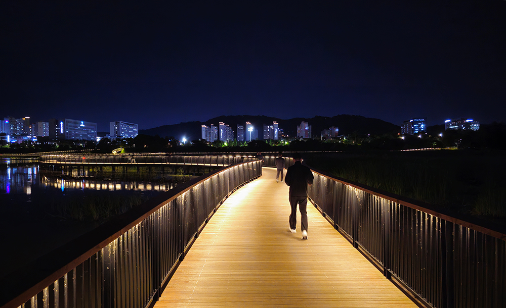 야간 경관조명이 켜진 기지제 수변 산책로입니다.