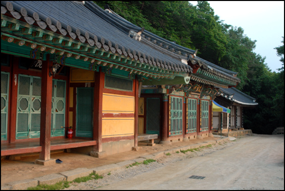 1844년 허주 스님이 재건한 동고사의 역사적 맥락을 보여주는 사진입니다.