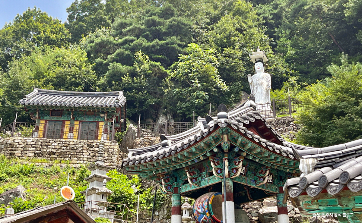 동고사 경내의 미륵불상과 석탑 주변을 담은 사진입니다.